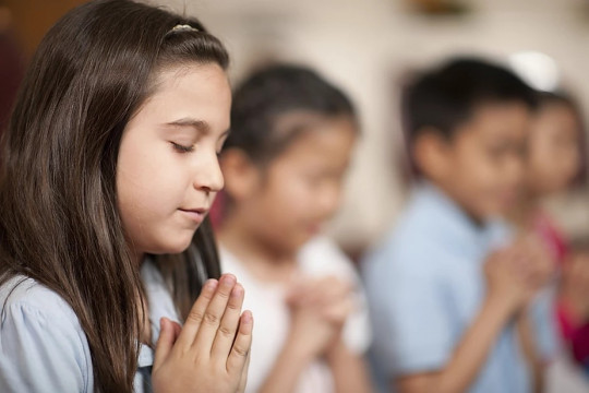 praying children